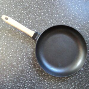 STAUB 11" cast iron frying pan with beechwood handle